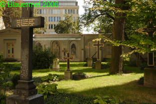 Kirchhof, Grabstelle mit Einschußstellen (WKII)