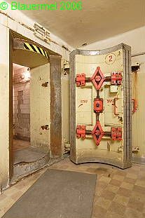 Eingangs-DrucktürEingangs-Drucktür mit Speziallegierung verhindert ein Verschmelzen bei Kernwaffeneinsatz